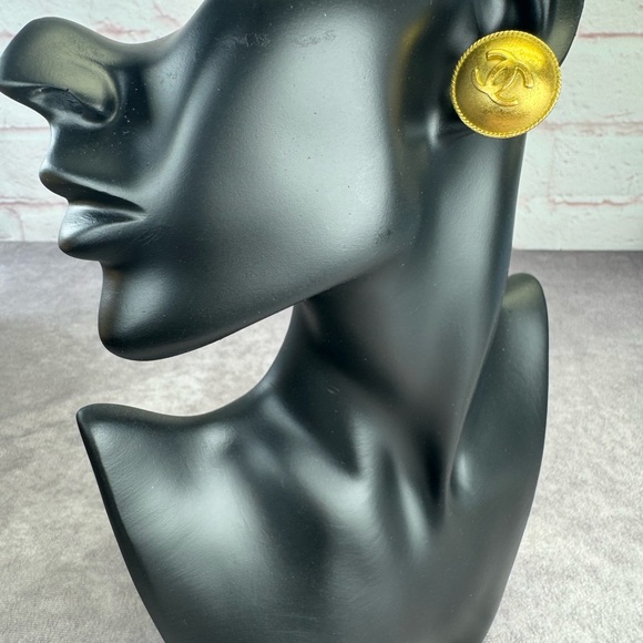 CHANEL Vintage 1994 Gold Plated CC Clip On Earrings STUNNING! - Picture 4 of 12